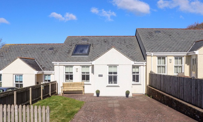 Truro Cabaña | GWEAL, family friendly, with a garden in Shortlanesend