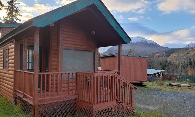 Cooper Landing Cabina | Gwin's Lodge & Roadhouse Est. 1952