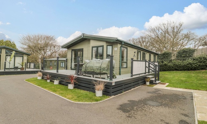 New Forest District Cabaña | GWYDN LODGE, family friendly, with pool in Downton, Hampshire