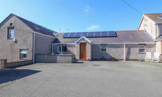Cylch-Y-Garn Cabaña | GWYNLYS, family friendly, with a garden in Cemaes Bay