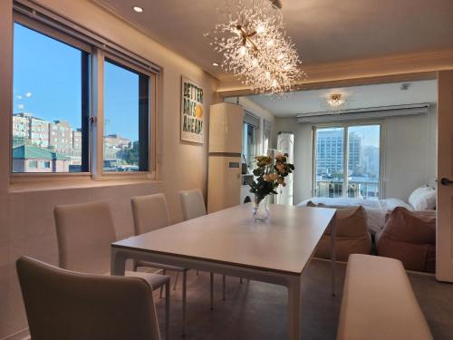 Gahoe-dong Apartamento | Gyedong byeolchae, Bukchon hanok village & Namsan tower city view Warm morning sunshine Tranquil Rest