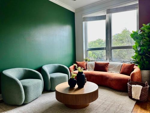 Near West Side Apartamento | Gym Garage Parking Balcony Sleeps 4