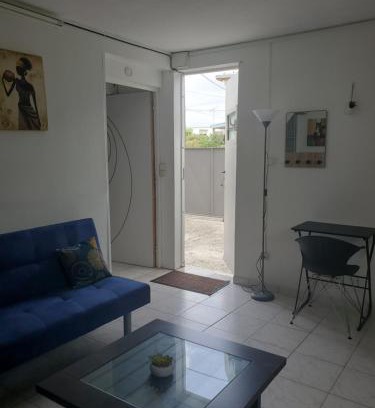 Le Lamentin Apartamento | Hébergement en rez-de jardin clos - Proche de l'aéroport 4km - Parking gratuit - Commerce et restauration à proximité - Wifi