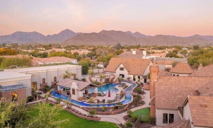 Laurel Lane Estates Casa | HOZHO Grand Estate on Sunnyside Villa