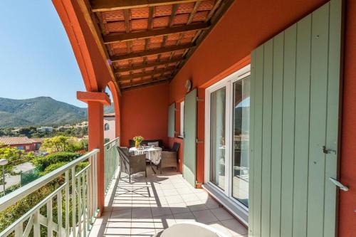 Theoule-sur-Mer Apartamento | Hübsch eingerichtetes Apartment Miramar mit großem Balkon, Pool, fussläufig zum Strand