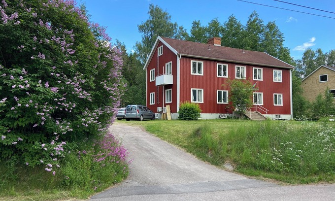 Korsberga Apartamento | Hübsche Ferienwohnung in Småland, Badeplatz und Wanderwege am Haus, gr. Garten