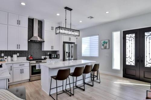 Westminster Casa | H&H New Built 2023 Hidden Gem Heart of OC 3 Queen Beds