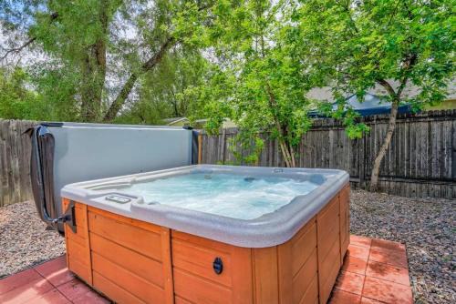 Central Colorado Springs Apartamento | *H NEW!* Centrally Located 3BDRM Traveler`s Home Near Downtown Colorado Springs