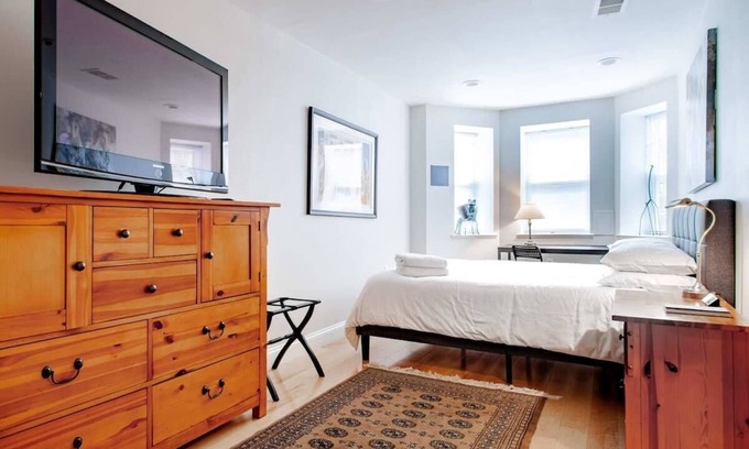 Stanton Park Casa | H St. Suite 2-BR / DC Streetcar / Union Station