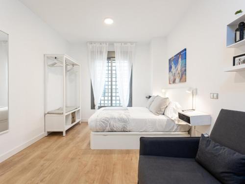 La Merced Apartamento | H2M Dos Aceras Loft ground floor, air conditioning, wifi