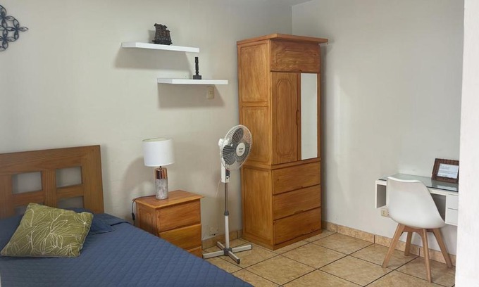 Santiago de Surco Casa | Habitación Alborada 2 con baño privado