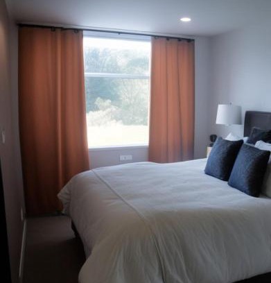 Duitama Casa | Habitación central con balcón, baño privado y parqueadero