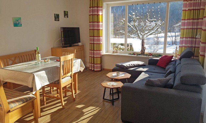 Aschau im Chiemgau Apartamento | Apartamento de 75 m², dos habitaciones separadas, planta baja con terraza.