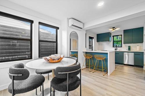 Flamingo Parks Apartamento | Hacienda Flamingo Unit 3 - Modern 1BR Hideaway with Double Queen Beds