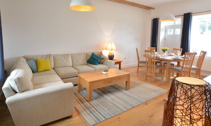 Blythburgh Cabaña | HADDON, BLYTHBURGH, family friendly, with pool in Reydon