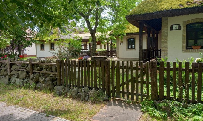 Gonyu Casa | Hajóskert Vendégház