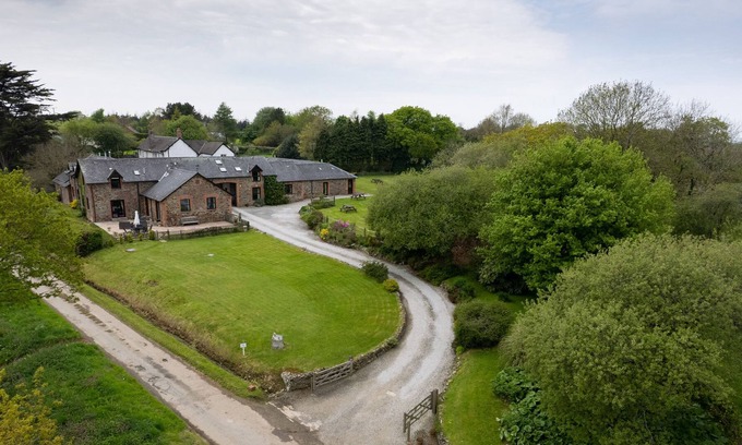 Torrington Cabaña | HALCYON COTTAGE, pet friendly, with pool in Torrington
