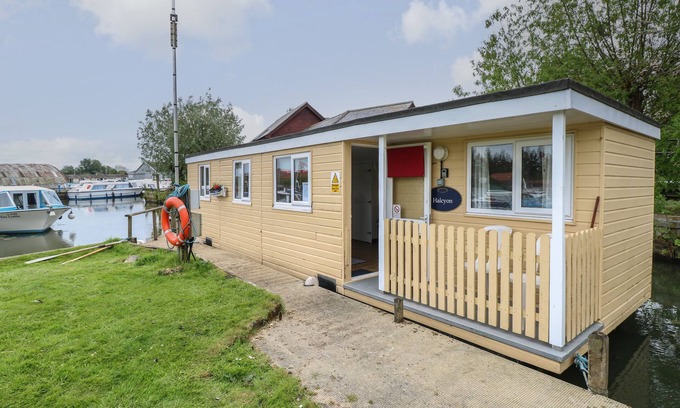 Stalham Cabaña | HALCYON, pet friendly, with a garden in Stalham