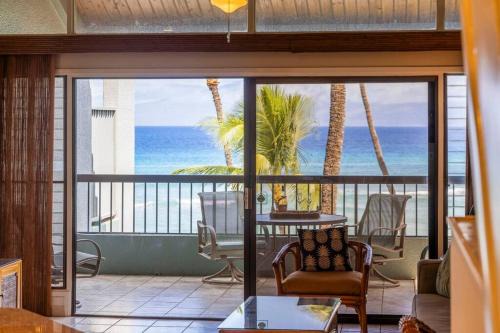 Kahana Apartamento | Hale Mahina B403- Beautiful 2 bedroom oceanfront condo, private beach, farmers market, and more