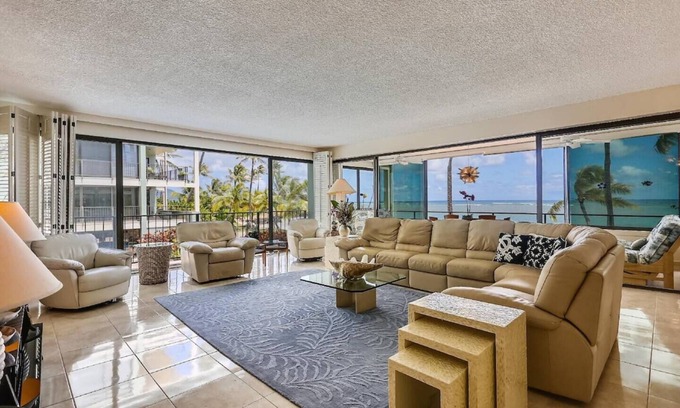 Waialae Iki Condominio | This condominium is a 3 bedroom(s), 2 bathrooms, located in Honolulu, HI.