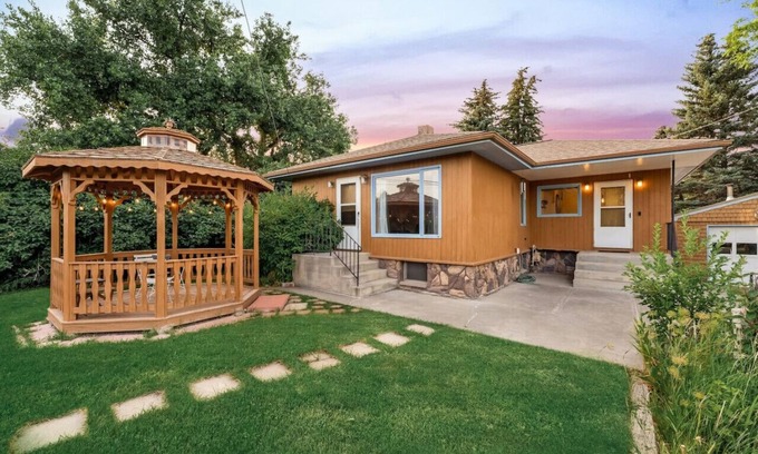 Great Falls Casa | Half Acre/Fenced Yard | Near Airport | Fire Pit| Pets Allowed