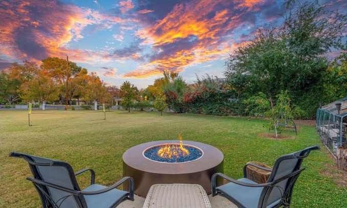 Alhambra Otro | Half Acre Spacious 5-bedroom 4 bath farmhouse with WiFi, AC in Phoenix with pool