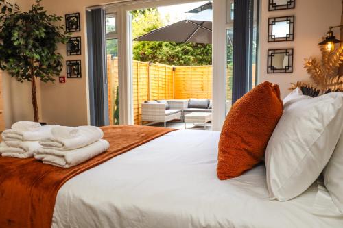 Eastbourne Apartamento | Half Moon Luxury One bedroom - Spacious APT Romantic Getaway with a hot tub, 5 min away from Eastbourne centre , free parking