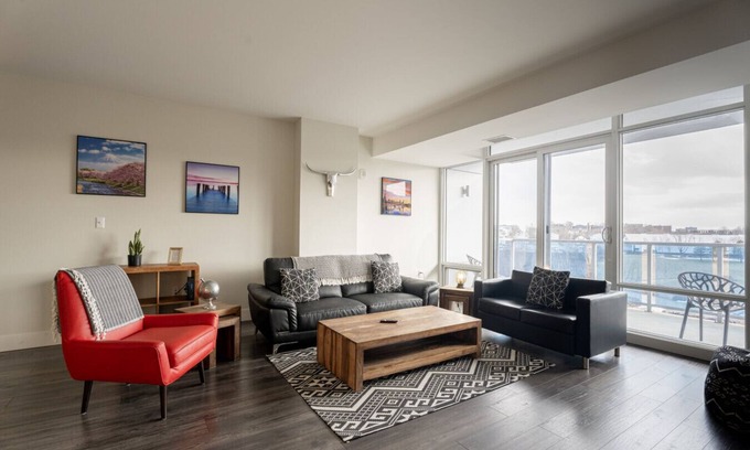 Halifax Apartamento | Chic 3BR Apt with City Views and Gym