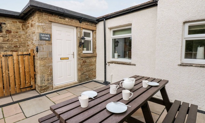 Carperby Cabaña | HALL GARTH COTTAGE, pet friendly in Carperby