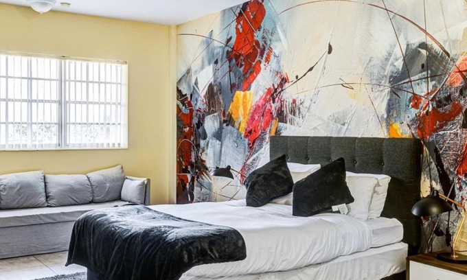 Hallandale Beach Apartamento | Hallandale Poolside Studio Bliss with Parking