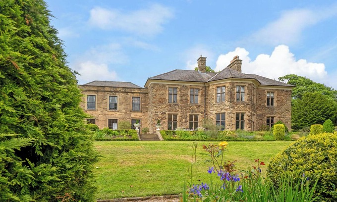 Alfreton Casa | HALLFIELD HALL, pet friendly, with hot tub in Higham, Derbyshire