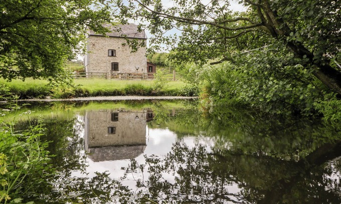 Huntington Cabaña | HALLS MILL, pet friendly, with open fire in Huntington, Herefordshire