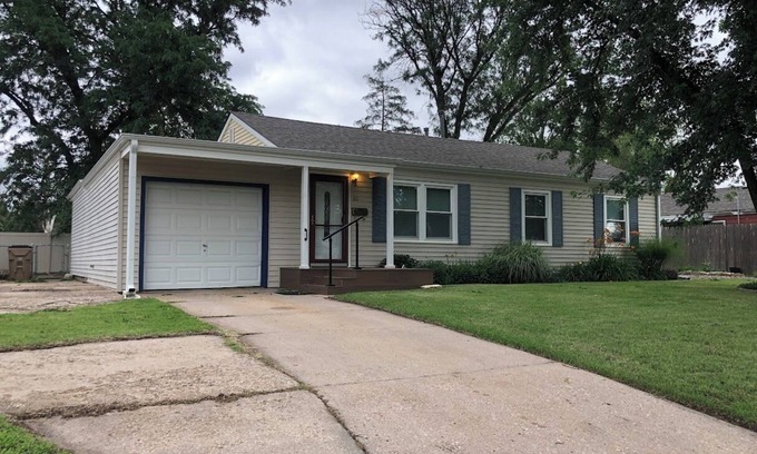 Hutchinson Casa | Halsey Home - Charming 2-bedroom house with AC, Wi-Fi in welcoming Hutchinson