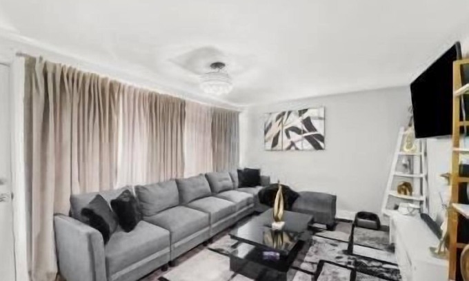 Bronzeville Casa | Hamaline Luxury - Guest House