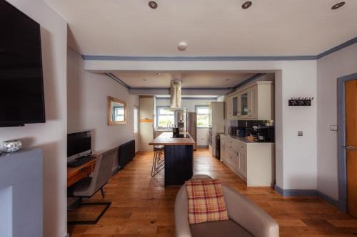 Achachork Casa | Hamara Luxury Portree Cottage with Hot Tub!