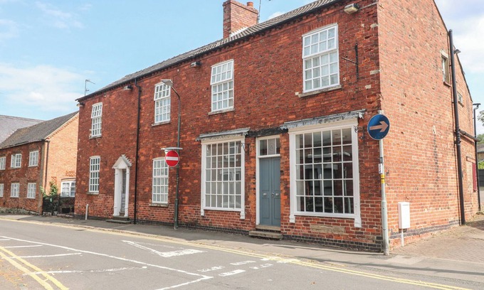 Castle Donington Cabaña | HAMBLETON HOUSE, pet friendly, with hot tub in Castle Donington