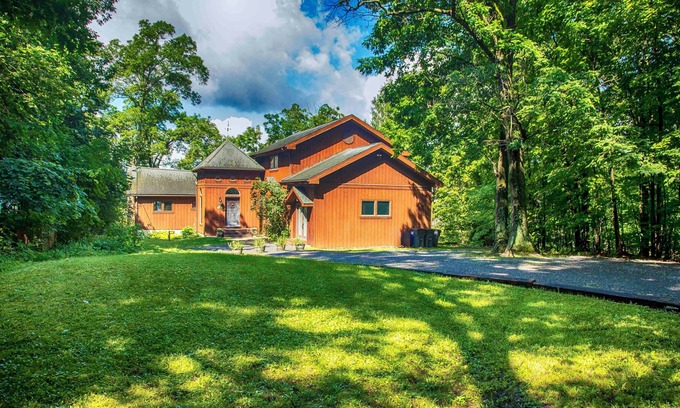 Geneva Casa | Hamilton Lake House: Seneca Lake Wine Trail Retreat + Minutes from Downtown Geneva!