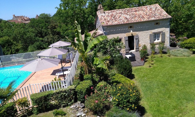 Lolme Casa | Aldea de 3 casas de piedra alrededor de una piscina.