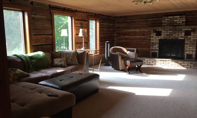 Ludington Casa | Hamlin Lake Vacation Retreat - Casa de 3 dormitorios con vistas al lago, muelle y Acceso