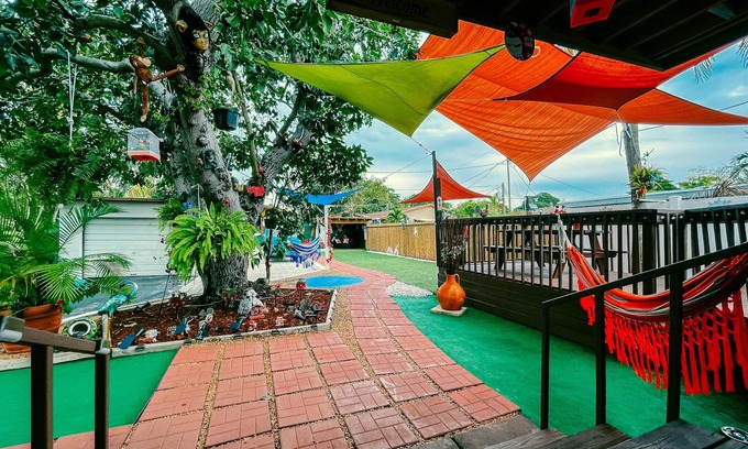 Little Ranches Casa | Hammocks & Mini-Golf! 10 mins from Beach! KING Bed!