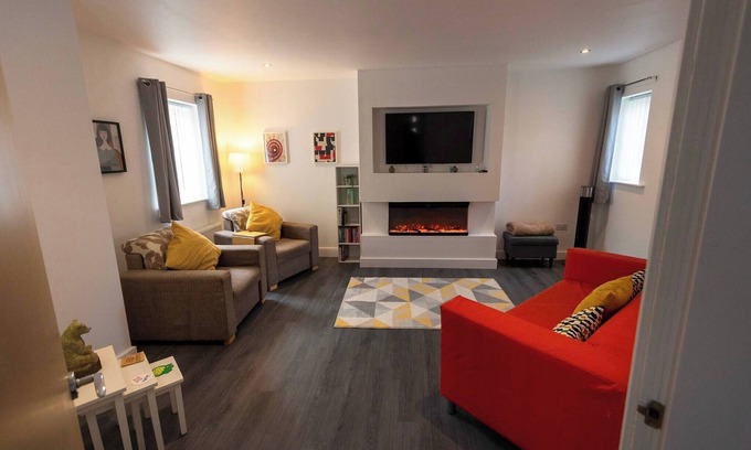 Peterborough Casa | Escape de lujo de 3 habitaciones en Hampton con estacionamiento