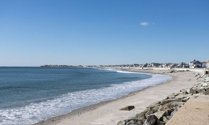 Hampton Condominio | Hampton North Beach Condo steps from beach
