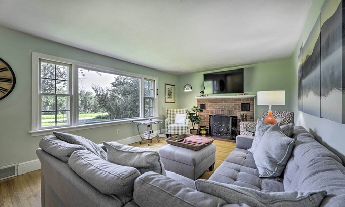 Hampton Hill Historic District Cabaña | Hampton 'Quiet Corner Cottage' w/ Fireplace & Yard