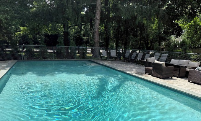 Muttontown Casa | Hampton Style Summer Getaway - Spacious 4-bedroom house with private pool