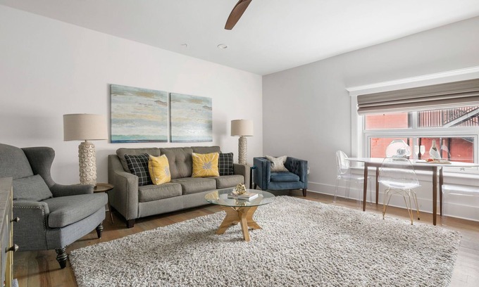 Downtown Charleston Apartamento | Hampton Suite | In the Heart of King Street!