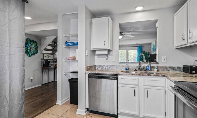 Coliseum Central Casa | Hampton, VA Cozy Townhouse with HUGE Deck