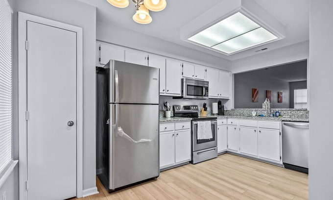 Hampton Casa | Hampton, VA | Townhouse w/ Indoor Fireplace!