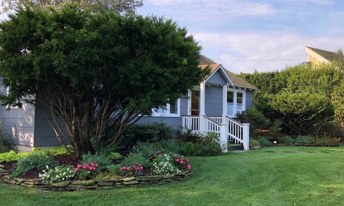 Shinnecock Hills Casa | Hamptons Charming Cottage off Peconic Bay -Oct to May