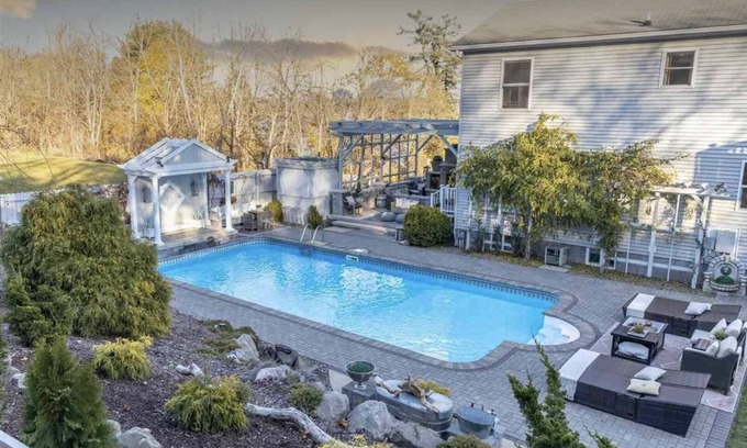 Glasco Casa | Hamptons on the Hudson in South Saugerties