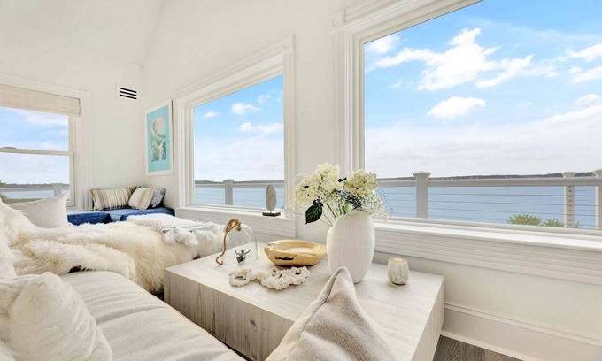 Flanders Casa | Hamptons Waterfront 2-Twins Guest Room in Large Home